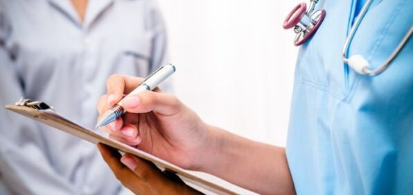 médico prescribe tratamento para a dor lumbar