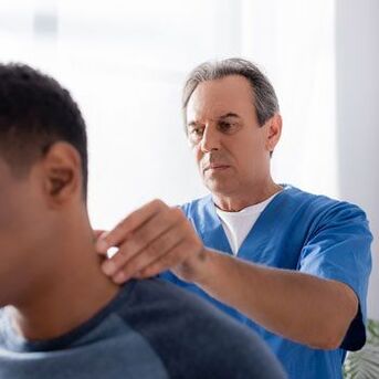 O médico realiza un exame diagnóstico dun paciente con dor no pescozo