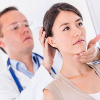 Un neurólogo examina a un paciente que ten dor de pescozo
