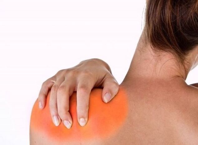 A dor baixo o omóplato esquerdo é un sinal dunha das enfermidades graves