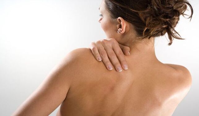 A muller está preocupada pola dor baixo o omóplato esquerdo nas costas desde as costas