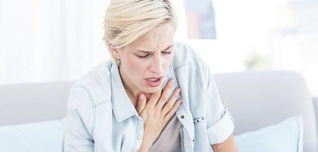 Con pleurese, patoloxías cardíacas e neuralxia intercostal, a dor baixo o omóplato esquerdo pode ir acompañada de falta de aire grave. 